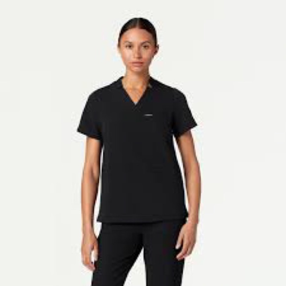 Jaanuu women’s 3-pocket mock wrap scrub top